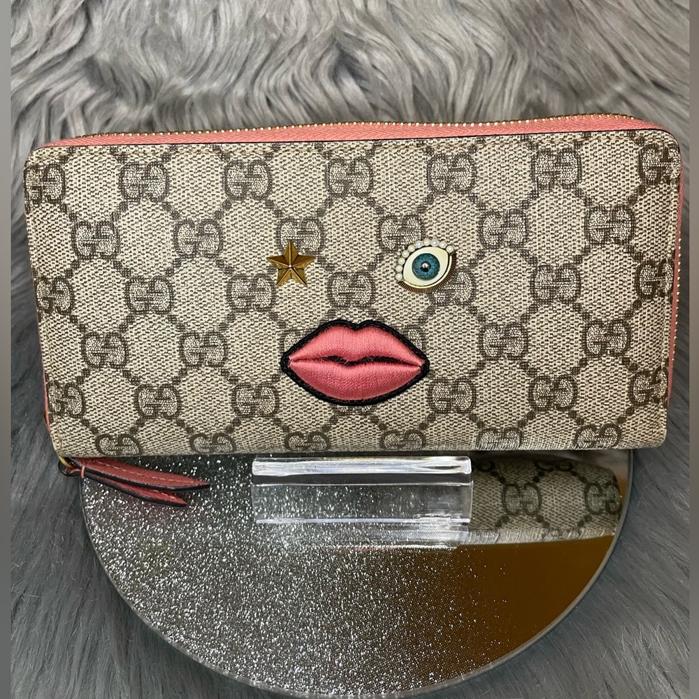 EUC Authentic GUCCI GG Supreme Wink Face Wallet